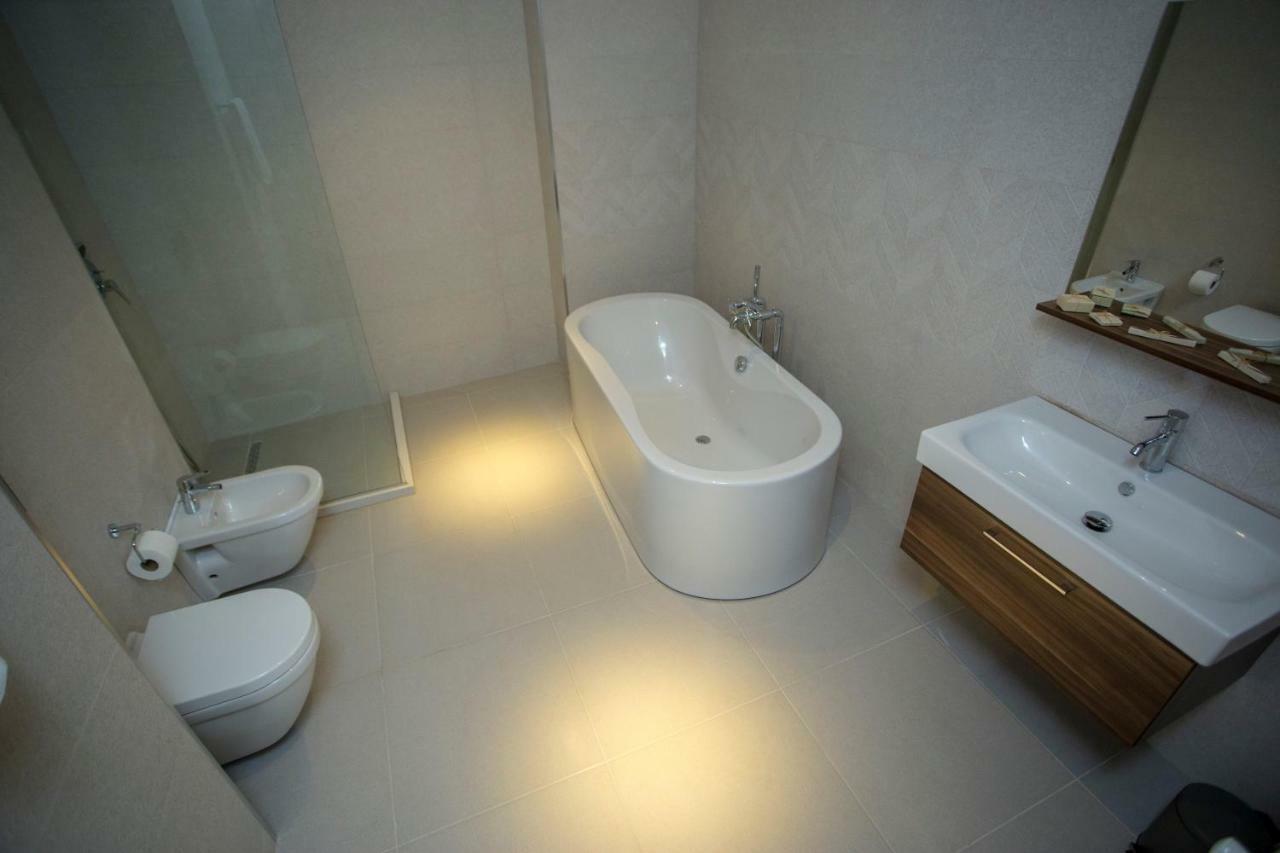 Downtown Hotel Batumi Esterno foto