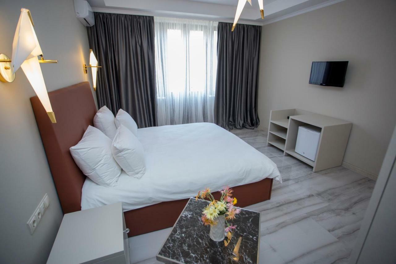 Downtown Hotel Batumi Esterno foto