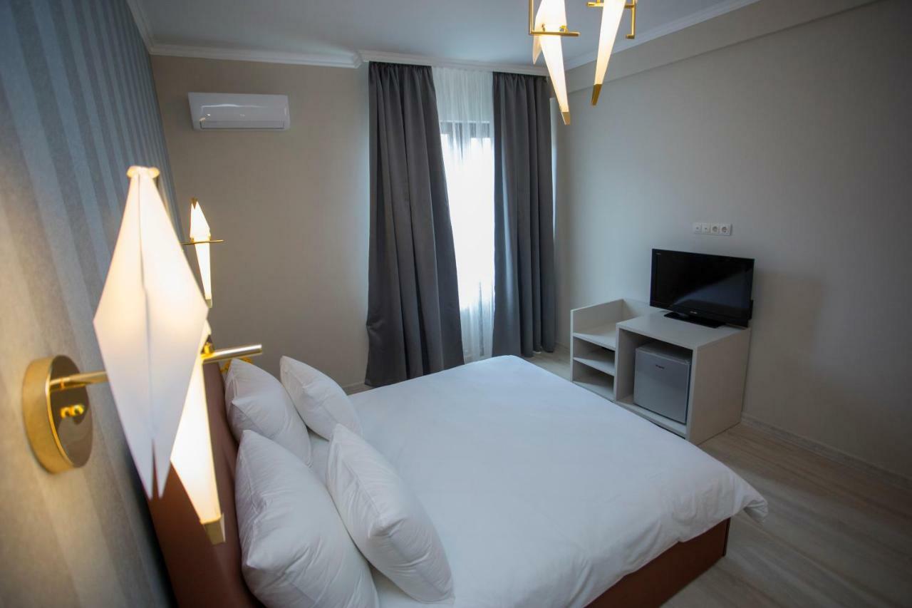 Downtown Hotel Batumi Esterno foto